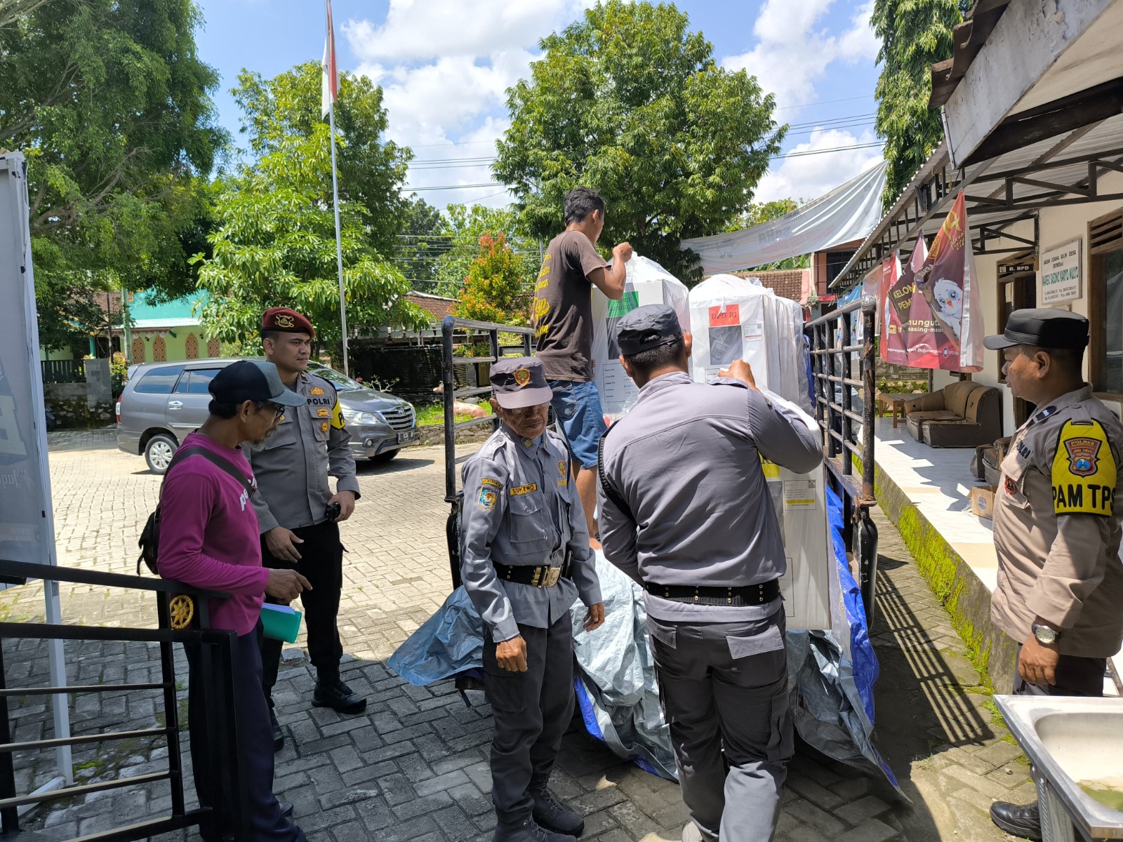 Polsek Margomulyo Kawal Pendistribusian Surat Suara Hingga ke TPS