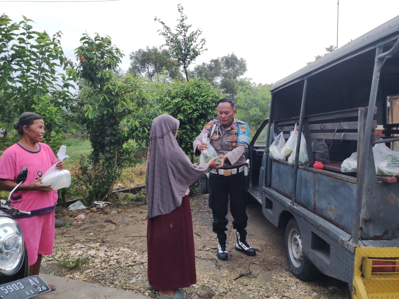 Bakti Sosial Polsek Kedungadem Polres Bojonegoro ke Warga, Bagikan Sayuran Gratis