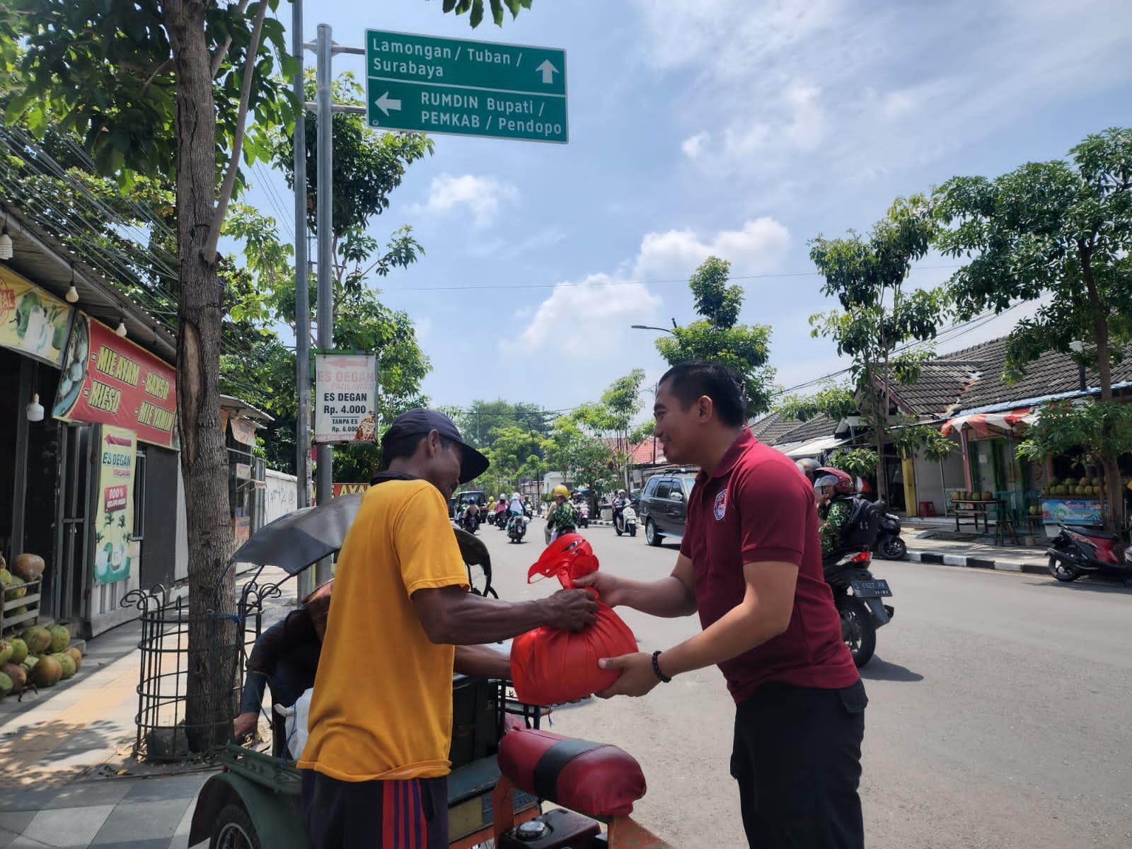 Satresnarkoba Polres Bojonegoro Salurkan Puluhan Paket Sembako untuk Warga Kurang Mampu