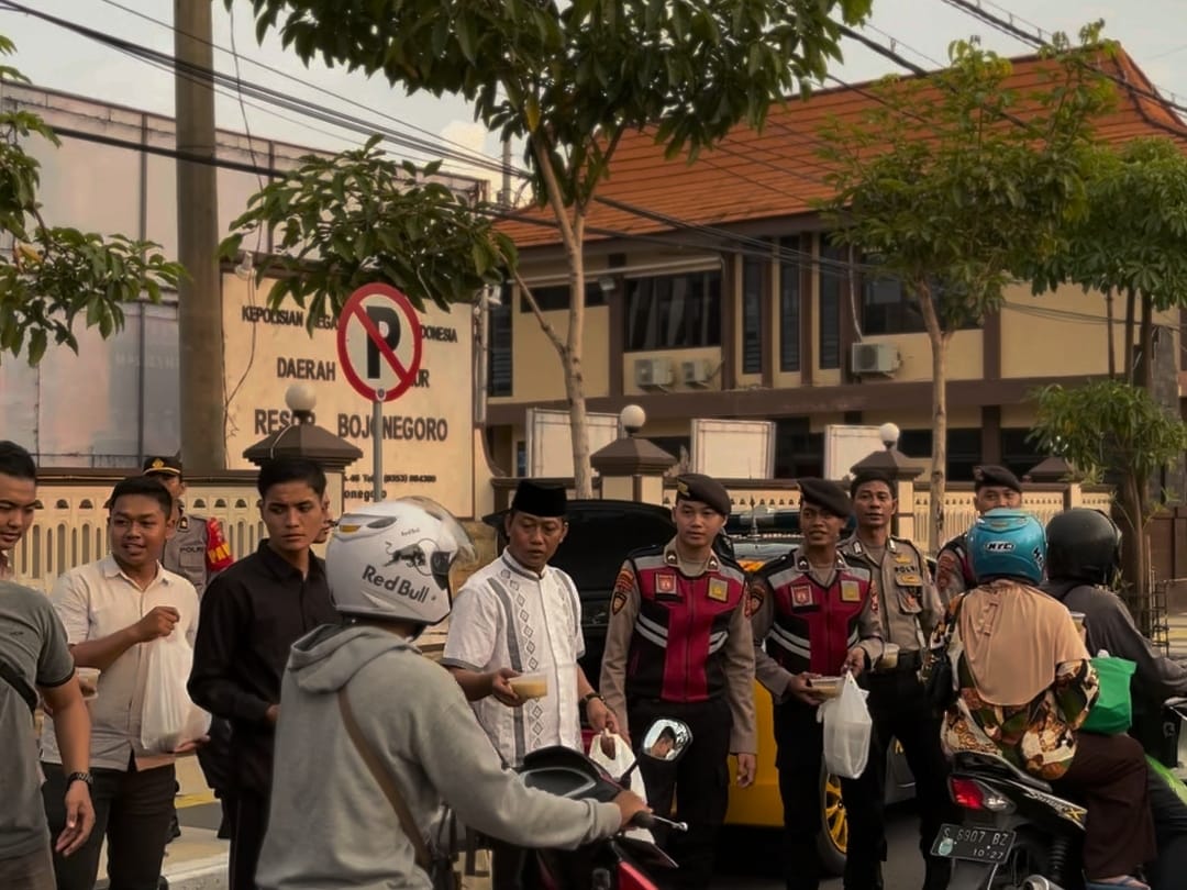 Berkah Ramadhan, Giliran Sat Sabhara Gelar Bagi-bagi Takjil dan Santunan Anak Yatim