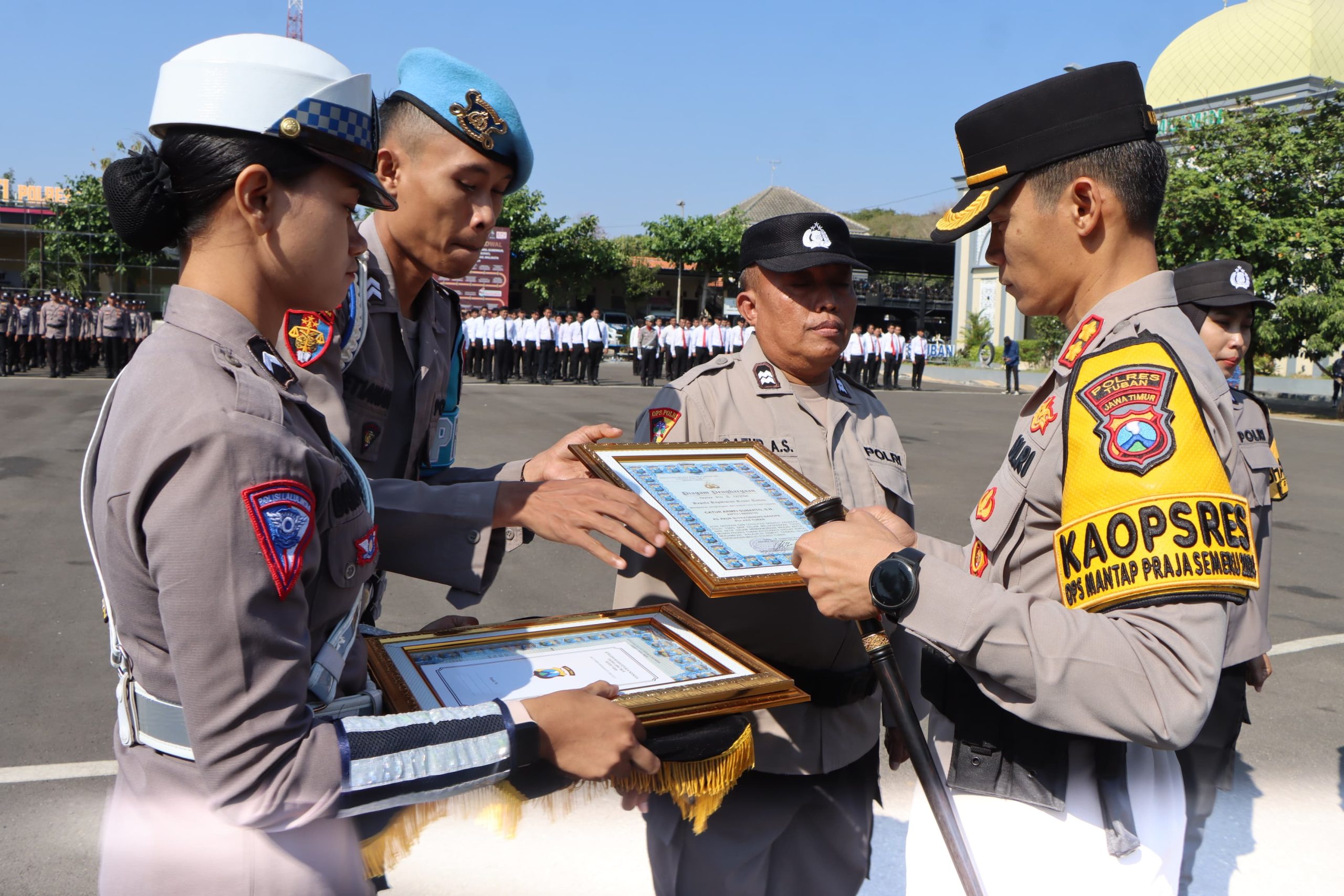 Tiga Personel Polres Tuban Terima Penghargaan Dari AKBP Oskar Syamsuddin di Hari Kesadaran Nasional