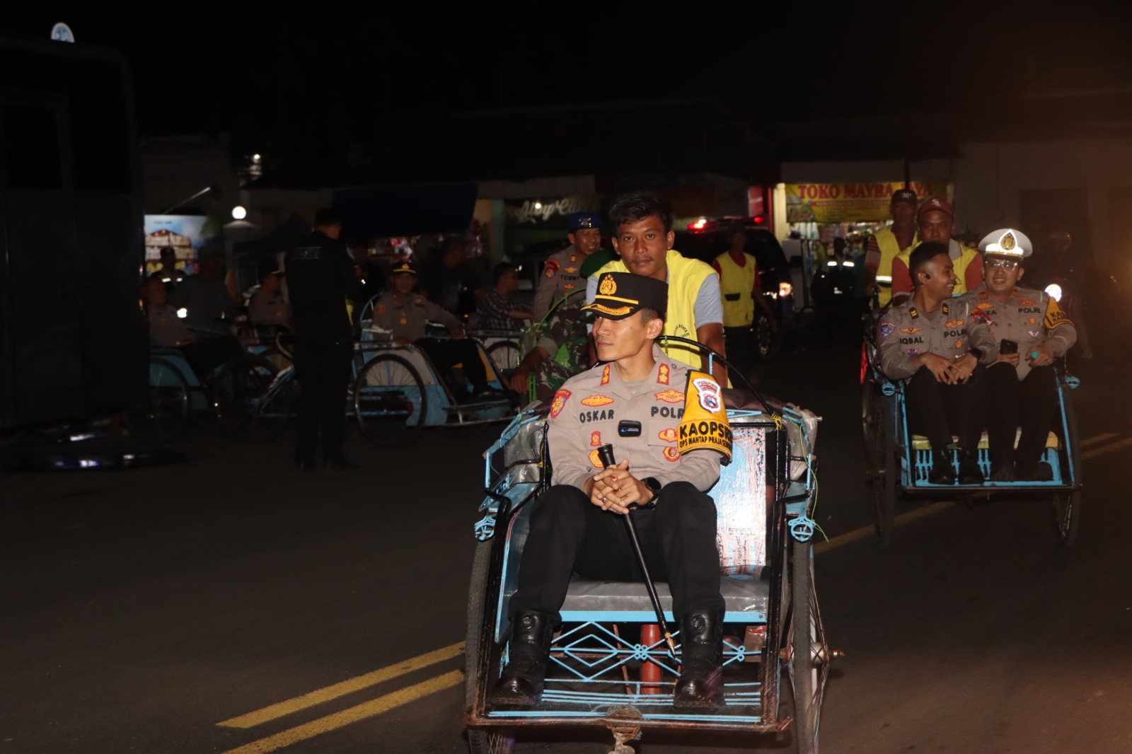 Pengecekan Natal di Tuban: Kapolres Gunakan Becak Menuju Lokasi