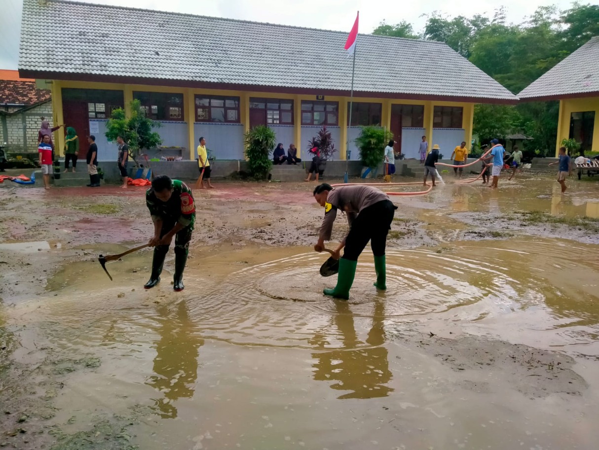 Polsek Rengel Polres Tuban bersama TNI Kerja Bakti Bersihkan Lumpur Pascabanjir di Sekolah