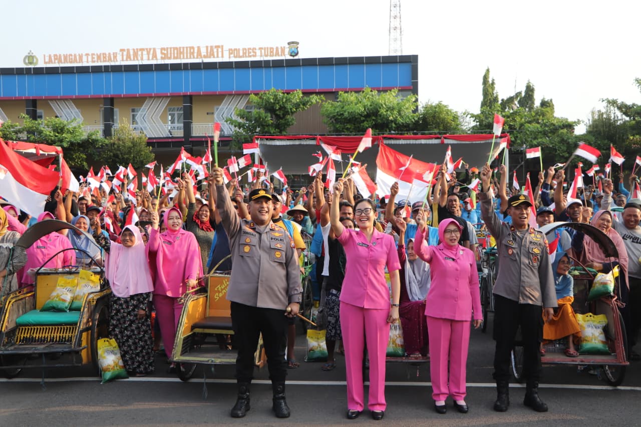 Polres Tuban Bagikan 300 Sak Beras Gratis untuk Nelayan dan Tukang Becak di HUT RI ke-80