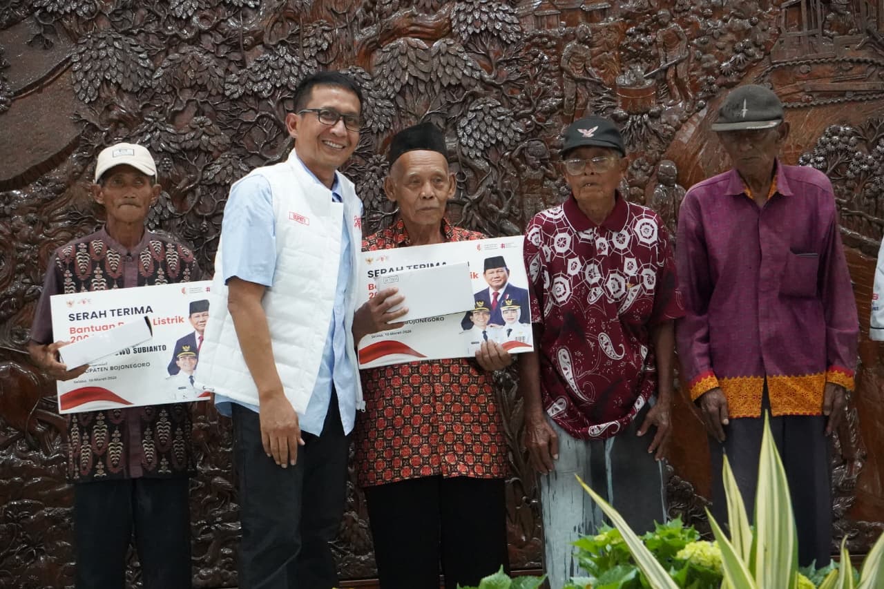 Presiden Prabowo Salurkan 200 Becak Listrik untuk Penarik Becak Lansia di Bojonegoro