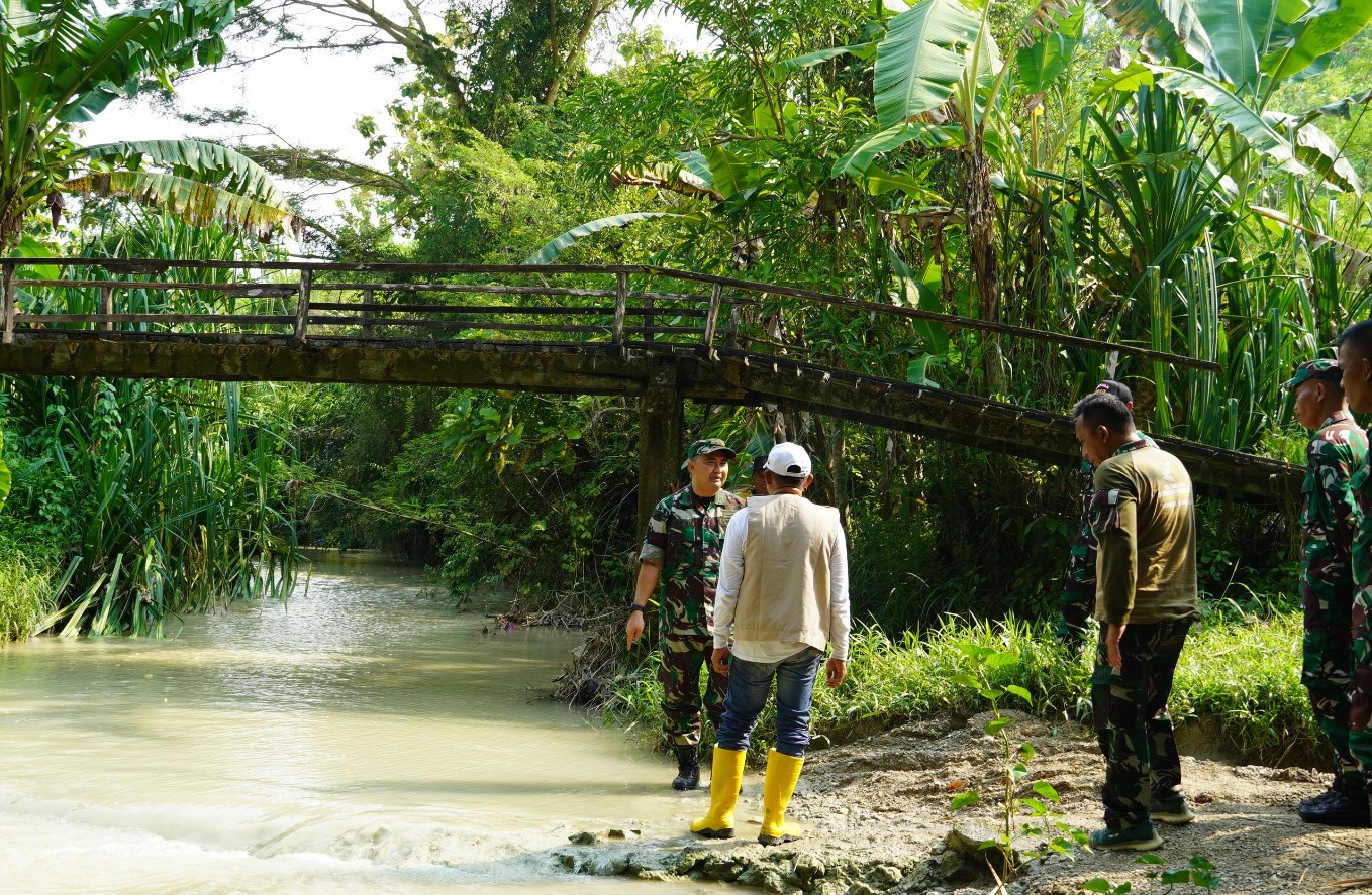 Dandim Bojonegoro Tinjau Lokasi Rencana Pembangunan Jembatan Beton di Napis