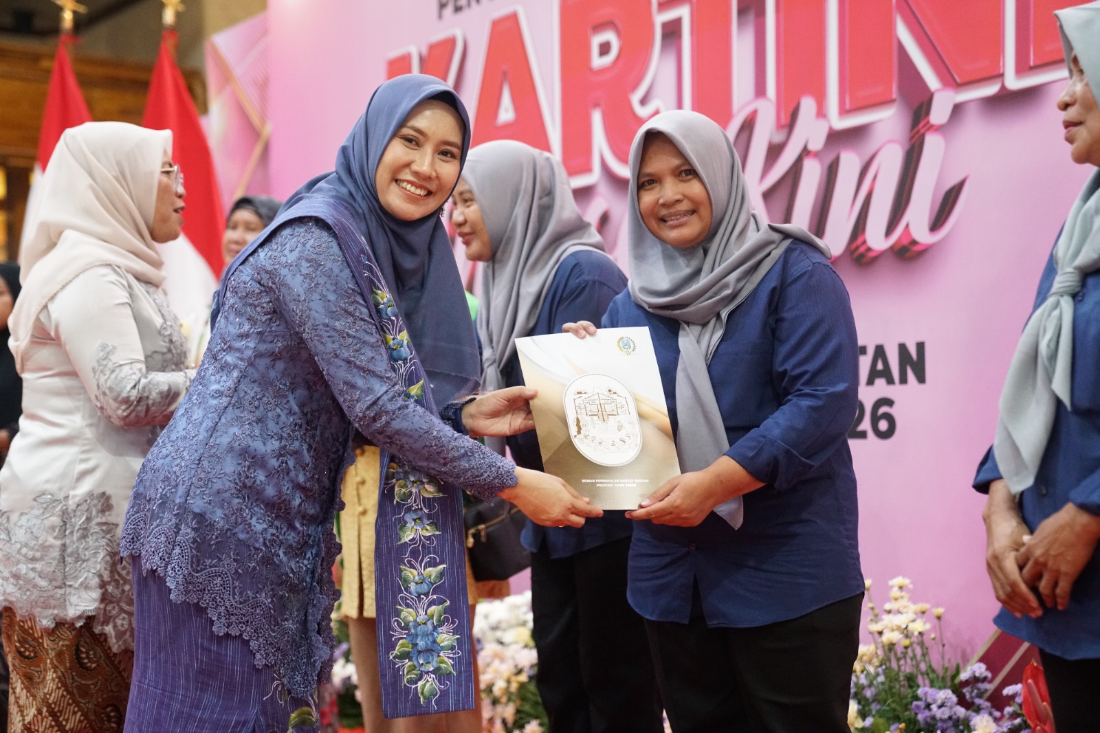 Momentum Hari Kartini, Wakil Ketua DPRD Jatim Sri Wahyuni Berikan Tali Asih kepada Perempuan Hebat