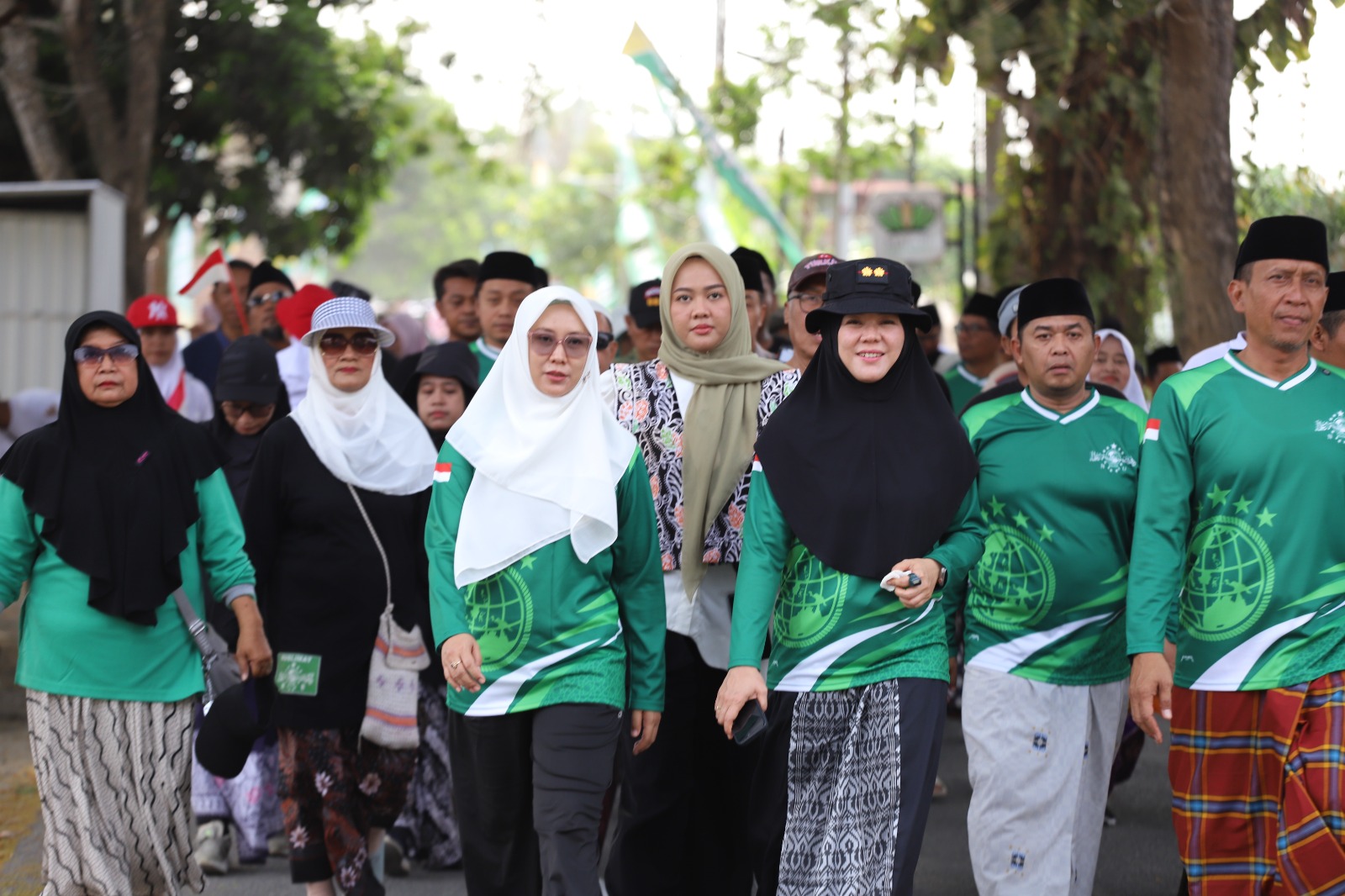 Sri Wahyuni dan Bupati Bojonegoro Ikuti Jalan Sehat Bersarung Peringati Hari Santri 2026